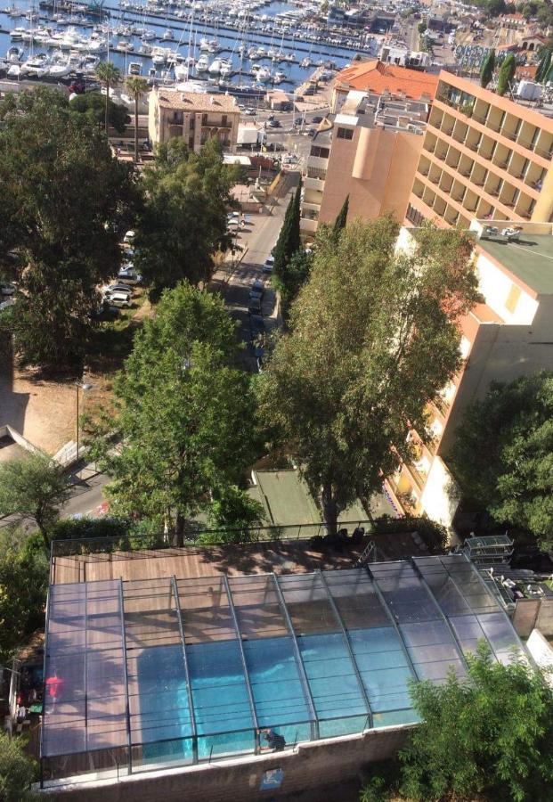 Castel Vecchio Hotel อฌักซิโอ้ ภายนอก รูปภาพ