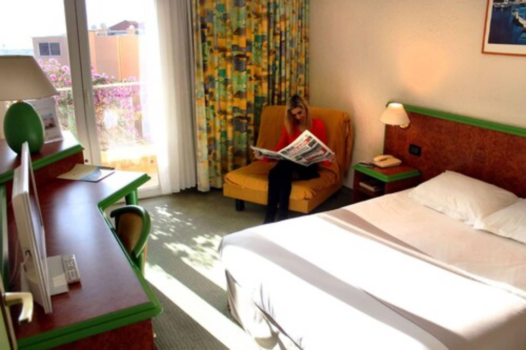 Castel Vecchio Hotel อฌักซิโอ้ ภายนอก รูปภาพ