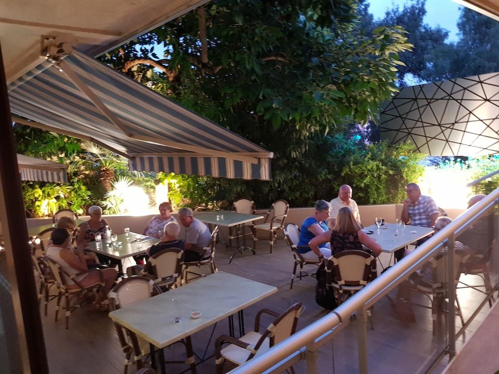 Castel Vecchio Hotel อฌักซิโอ้ ภายนอก รูปภาพ