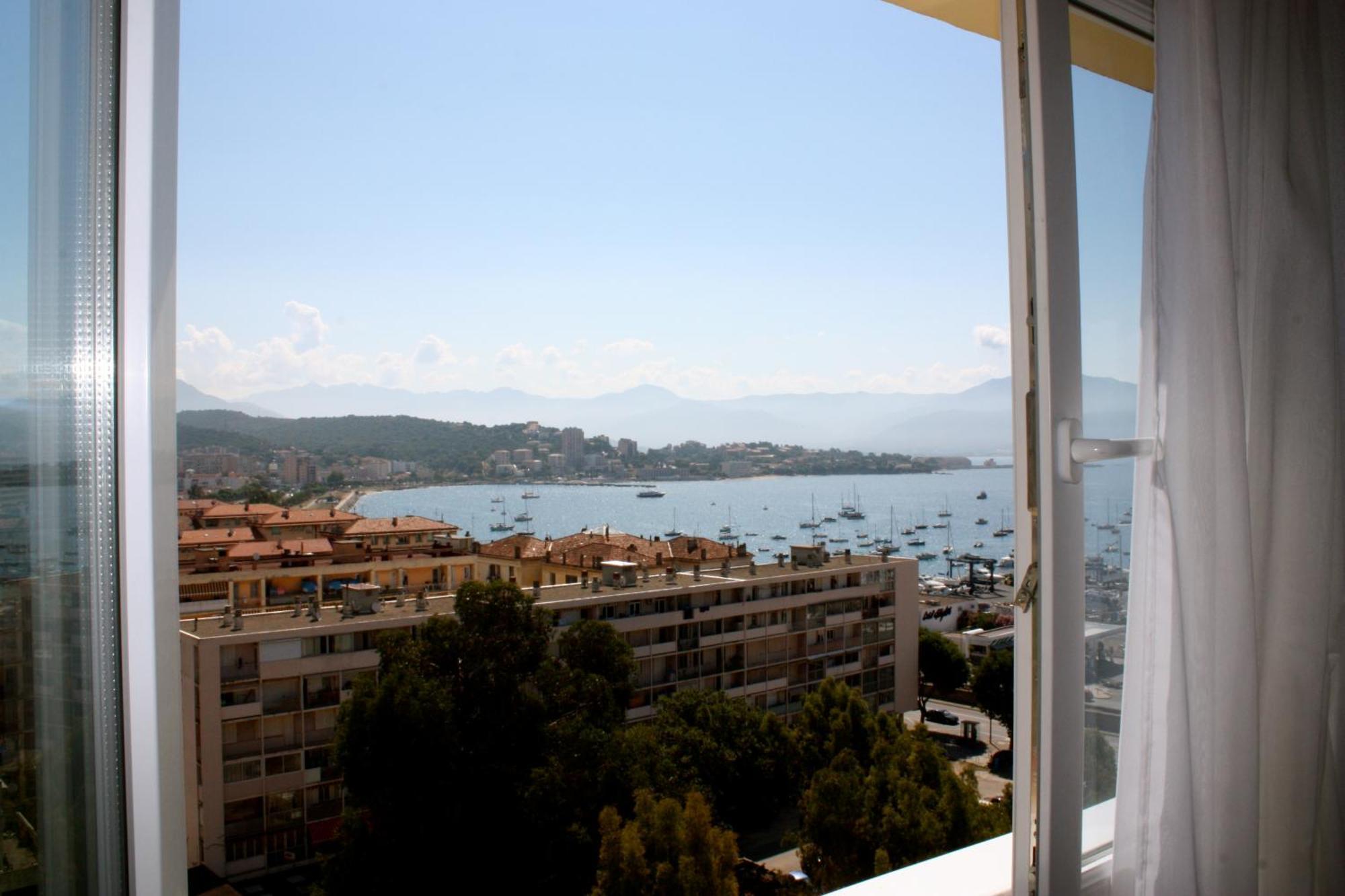 Castel Vecchio Hotel อฌักซิโอ้ ภายนอก รูปภาพ