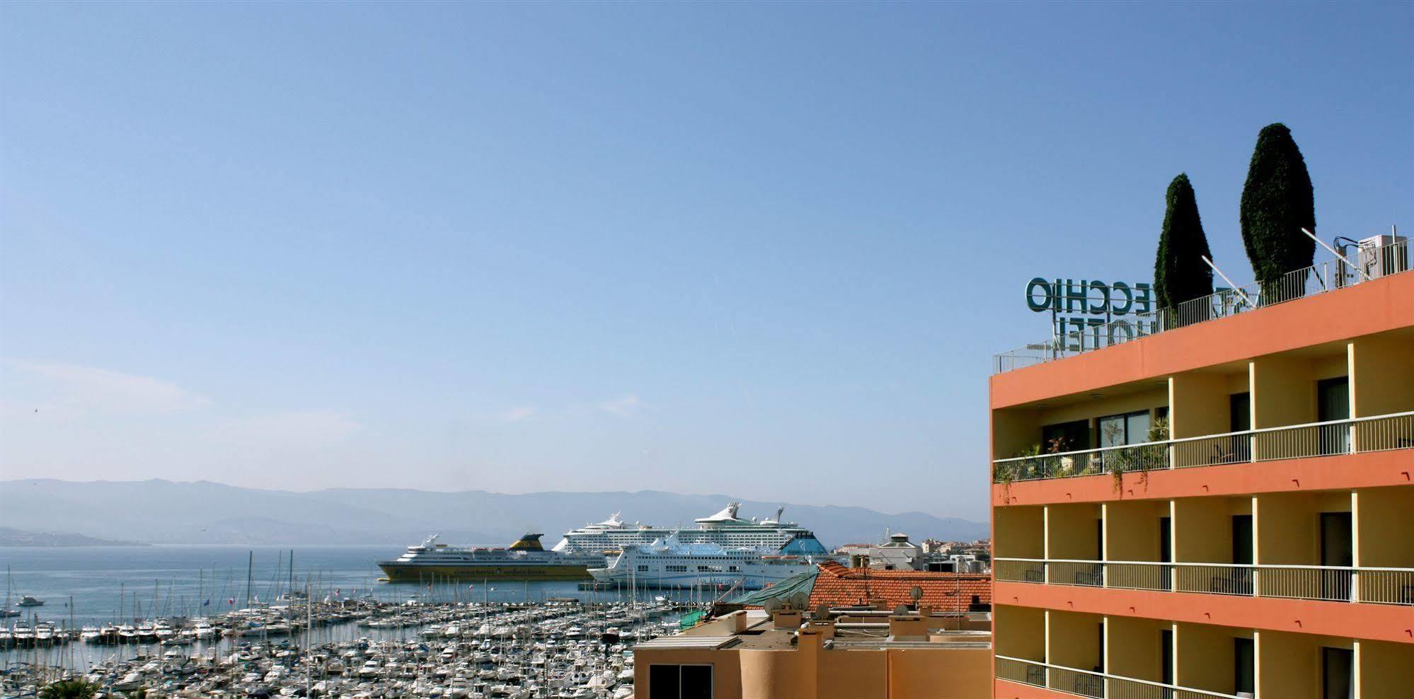 Castel Vecchio Hotel อฌักซิโอ้ ภายนอก รูปภาพ