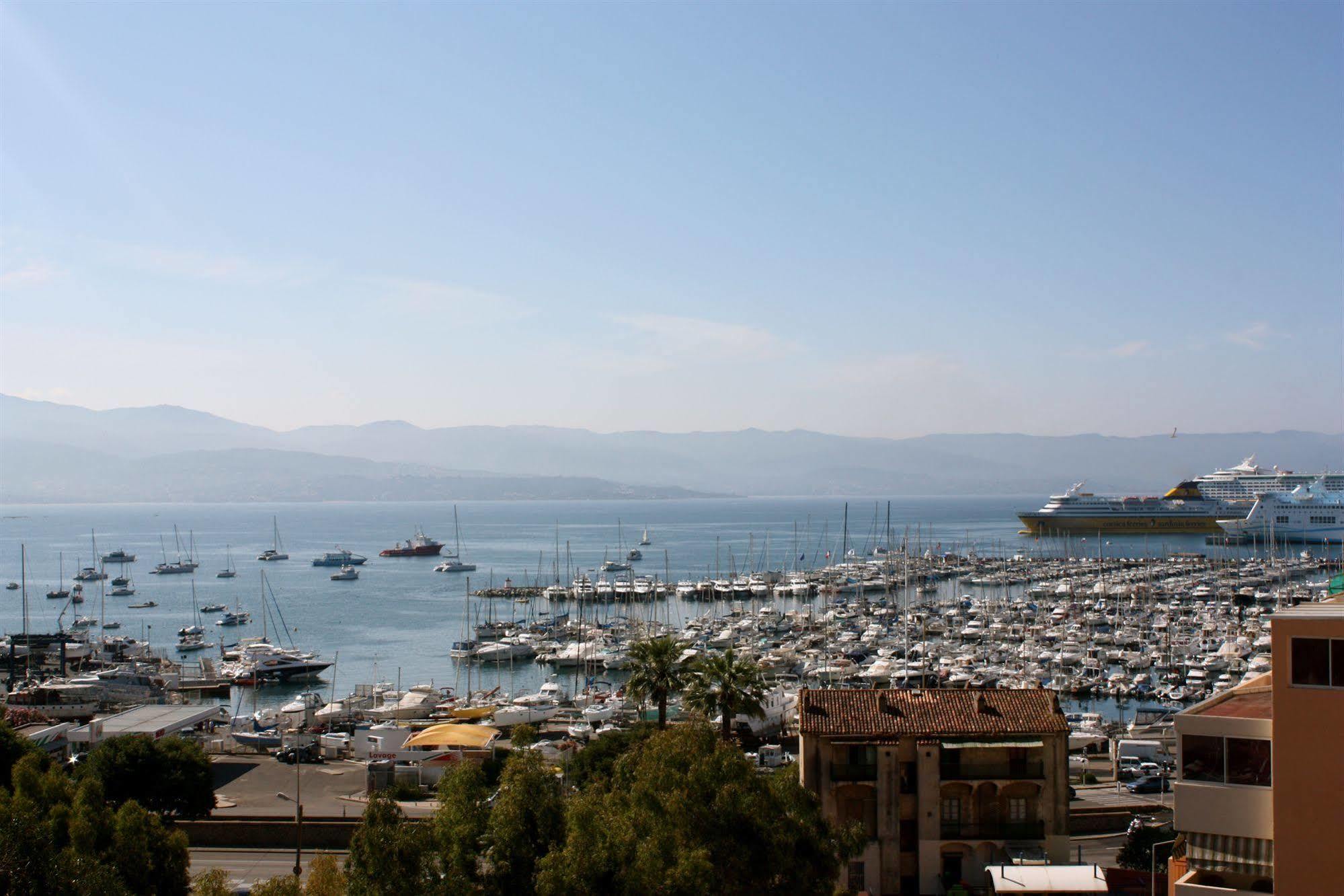 Castel Vecchio Hotel อฌักซิโอ้ ภายนอก รูปภาพ